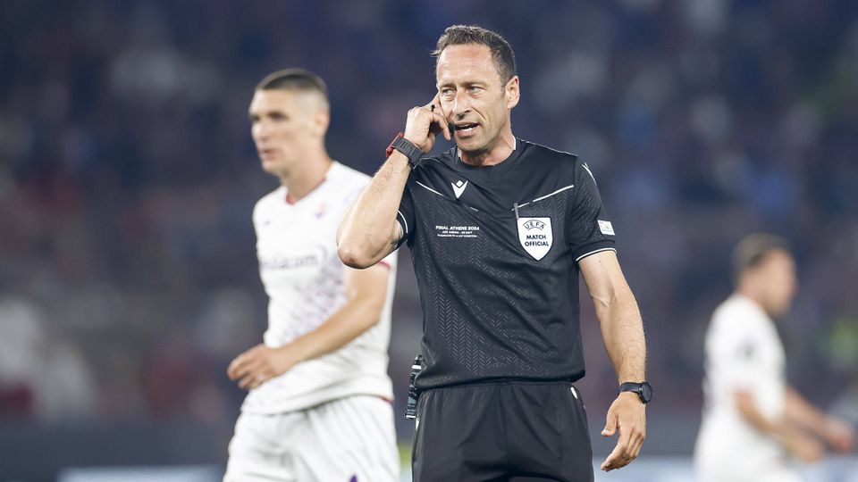 Equipa de arbitragem da Liga Conferência homenageada pela Liga