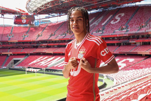 Extremo de 16 anos assina contrato profissional com o Benfica