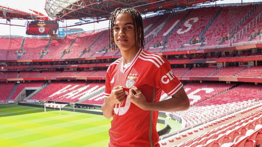 Extremo de 16 anos assina contrato profissional com o Benfica