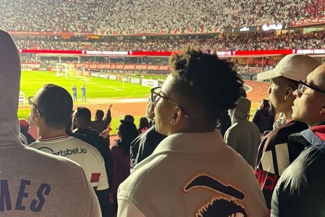 David Neres nas bancadas do Morumbi a apoiar o São Paulo