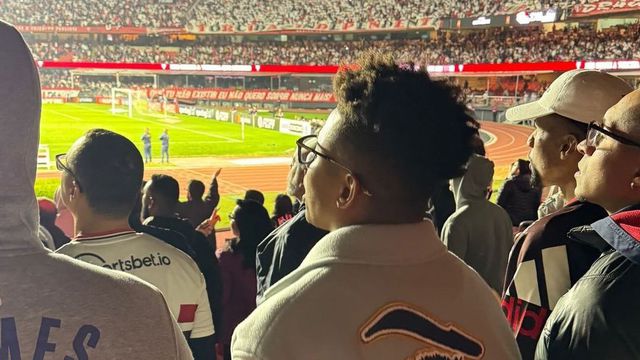 David Neres nas bancadas do Morumbi a apoiar o São Paulo