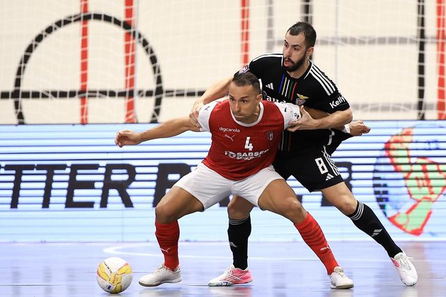 Liga Placard: Benfica vence em Braga e força ‘negra’
