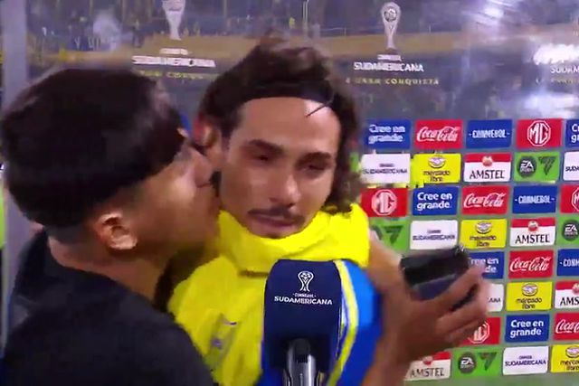 'Flash' de Cavani interrompida... por beijo de adepto