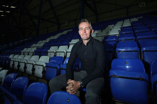 Foi apontado aos grandes de Inglaterra, mas renova com recém-promovido