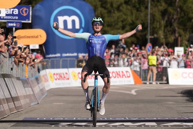 Prodhomme resiste na fuga e à perseguição louca de del Toro e Carapaz