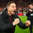 Pep Lijnders festeja conquista da Taça da Liga pelo Liverpool
