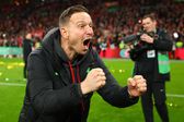 Pep Lijnders festeja conquista da Taça da Liga pelo Liverpool