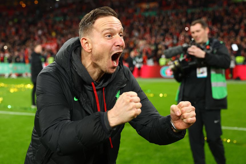 Pep Lijnders festeja conquista da Taça da Liga pelo Liverpool