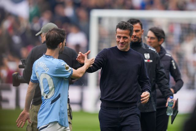 Bernardo Silva e Marco Silva cumprimentam-se