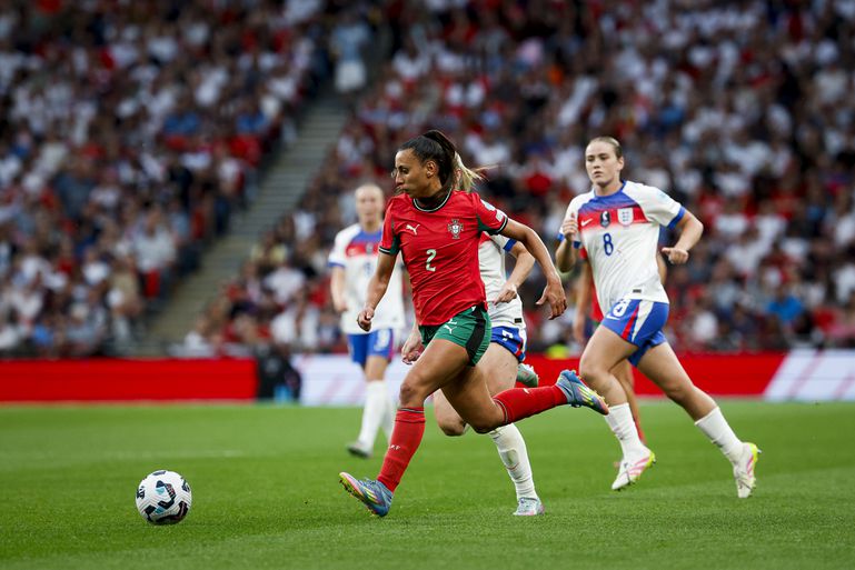 Liga das Nações feminina: goleada inevitável depois de arranque para esquecer