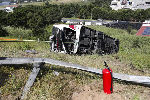 Autocarro com crianças choca com camião na A8 e acaba em ribanceira