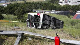 Autocarro com crianças choca com camião na A8 e acaba em ribanceira