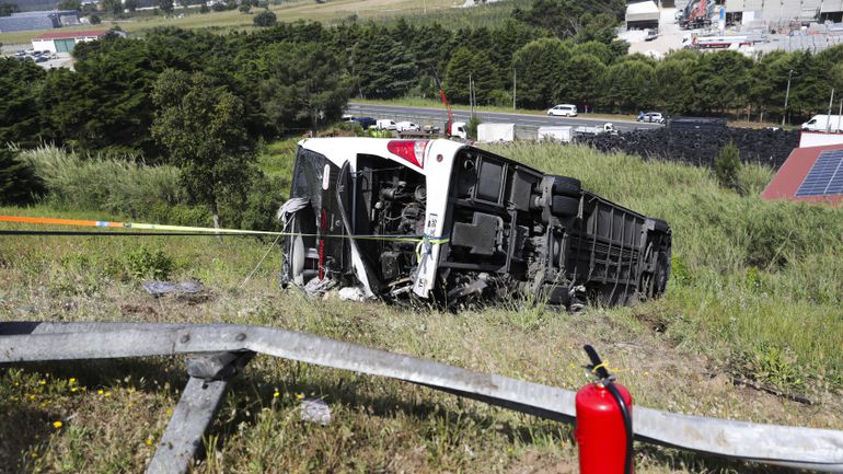 Autocarro com crianças choca com camião na A8 e acaba em ribanceira