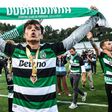 Eduardo Quaresma a celebrar a dobradinha, no Jamor
