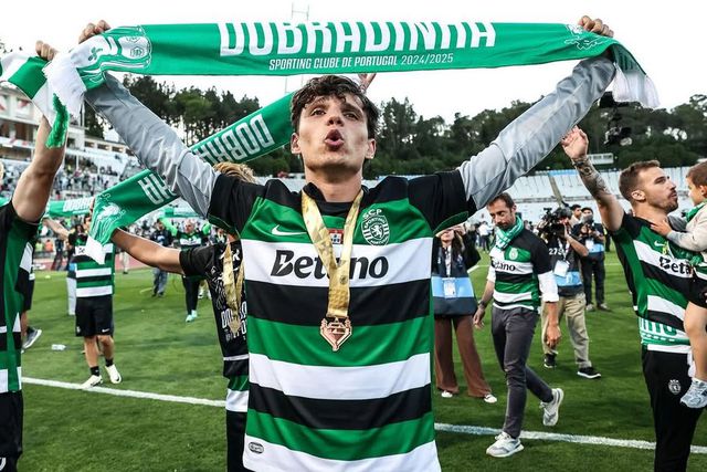 Eduardo Quaresma a celebrar a dobradinha, no Jamor