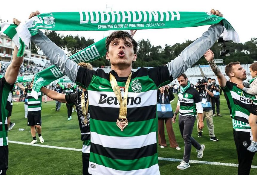 Eduardo Quaresma a celebrar a dobradinha, no Jamor