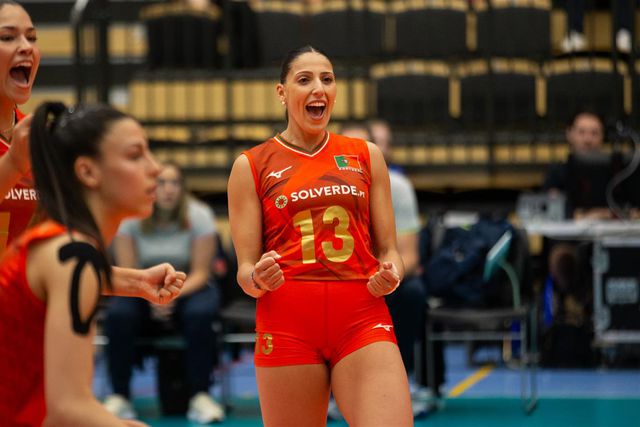 Jogadoras da Seleção feminina de voleibol festejam ponto