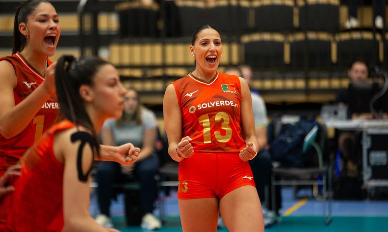 Jogadoras da Seleção feminina de voleibol festejam ponto