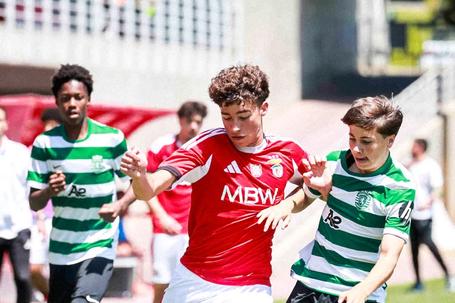 Benfica bateu Sporting no dérbi de Iniciados - foto: Instagram/BenficaCampus