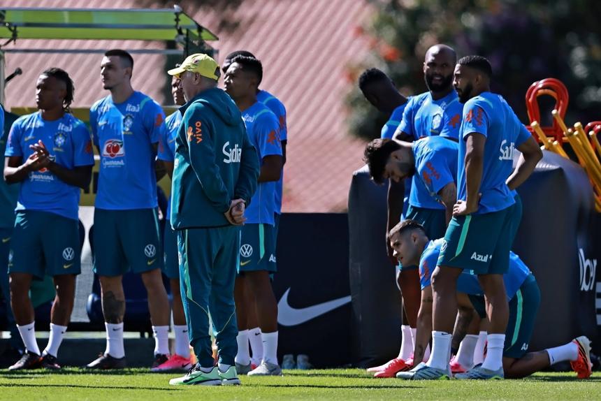Carlo Ancelotti no treino do Brasil