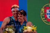 A felicidade de Vasco Vilaça e Ricardo Batista a partilhar o pódio na Sardenha. Foto Ben Lumley/WTriathlon
