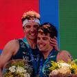 A felicidade de Vasco Vilaça e Ricardo Batista a partilhar o pódio na Sardenha. Foto Ben Lumley/WTriathlon