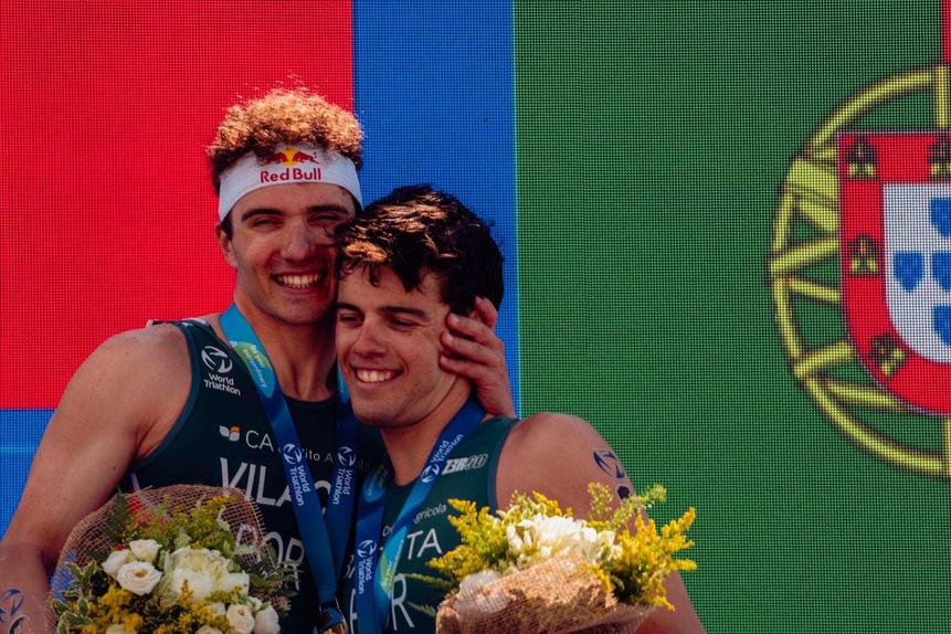 A felicidade de Vasco Vilaça e Ricardo Batista a partilhar o pódio na Sardenha. Foto Ben Lumley/WTriathlon