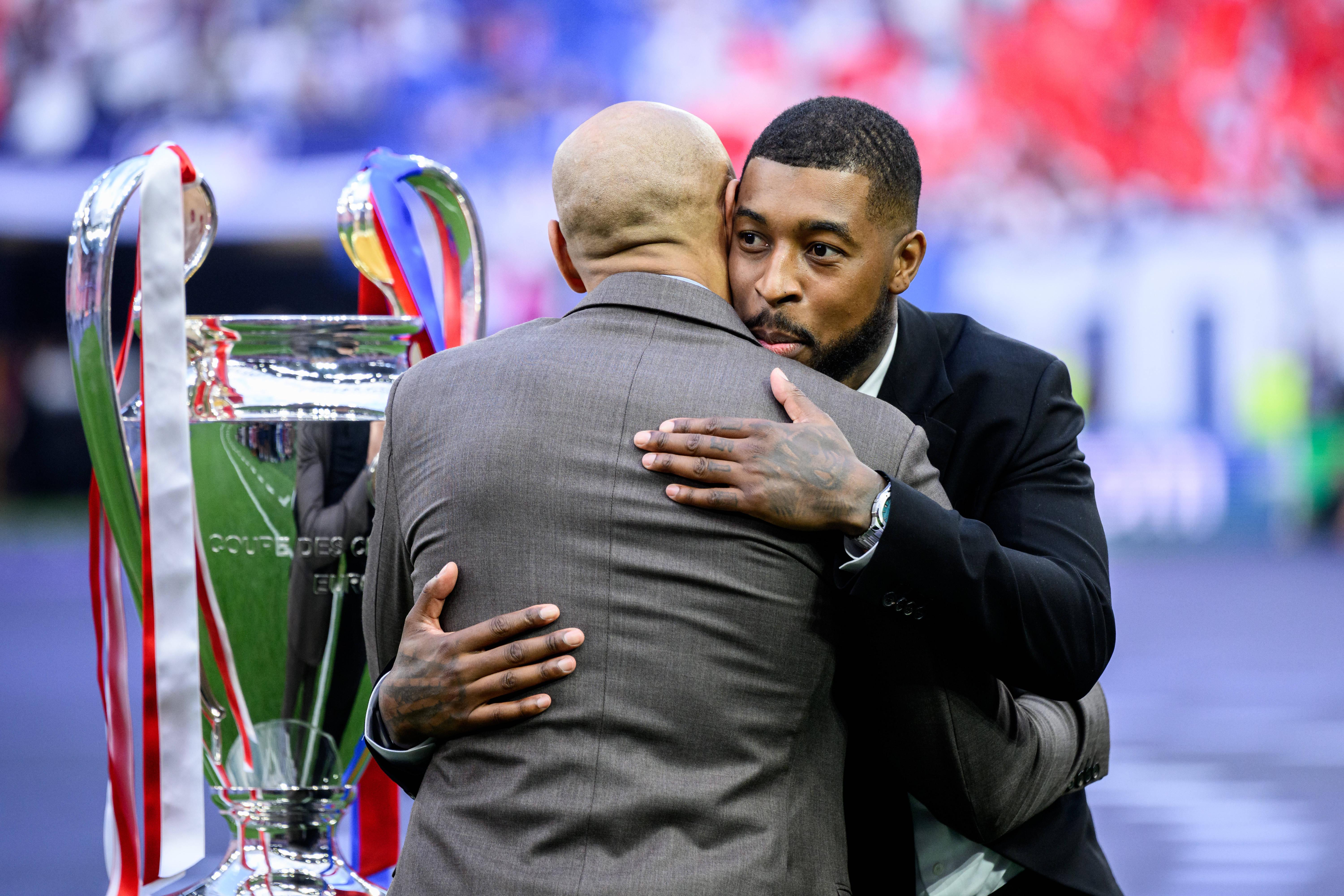 Thierry Henry e Presnel Kimpembe entraram com o troféu