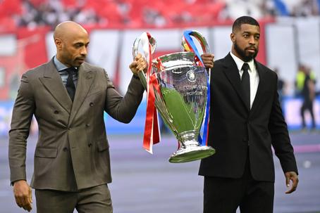Thierry Henry e Presnel Kimpembe entraram com o troféu