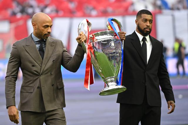 Thierry Henry e Presnel Kimpembe entraram com o troféu