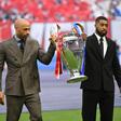 Thierry Henry e Presnel Kimpembe entraram com o troféu