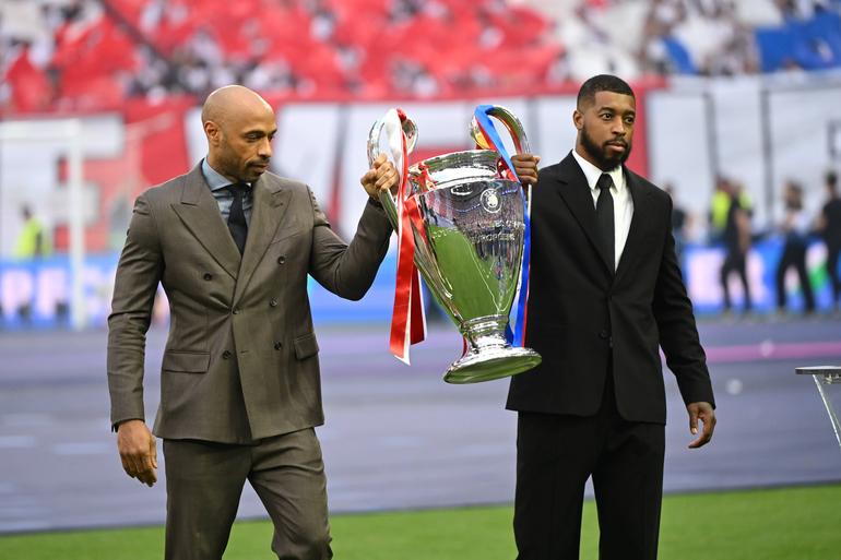 Thierry Henry e Presnel Kimpembe entraram com o troféu