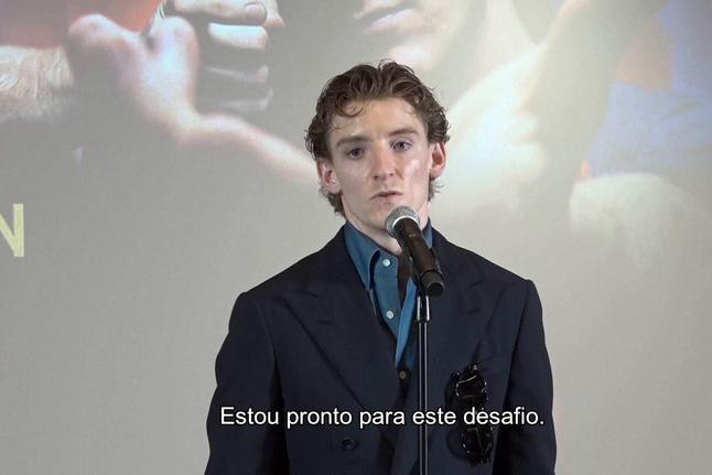 Barcelona: Anthony Gordon em espanhol na apresentação
