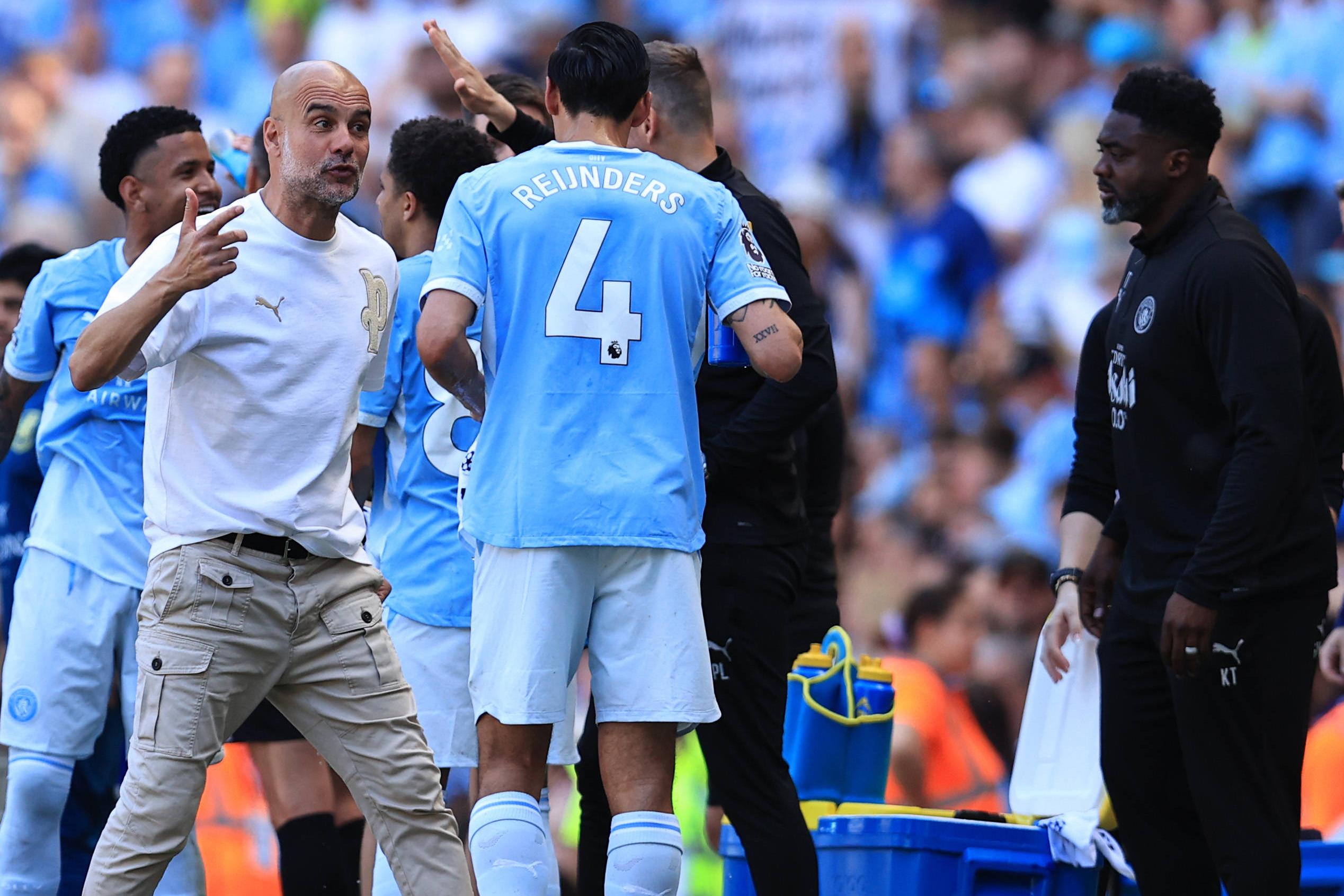 Guardiola a dar indicações a Reijnders