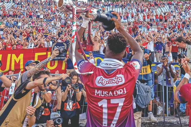 Festa dos jogadores com os adeptos do Torreense após a conquista da Taça de Portugal
