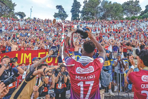 Festa dos jogadores com os adeptos do Torreense após a conquista da Taça de Portugal