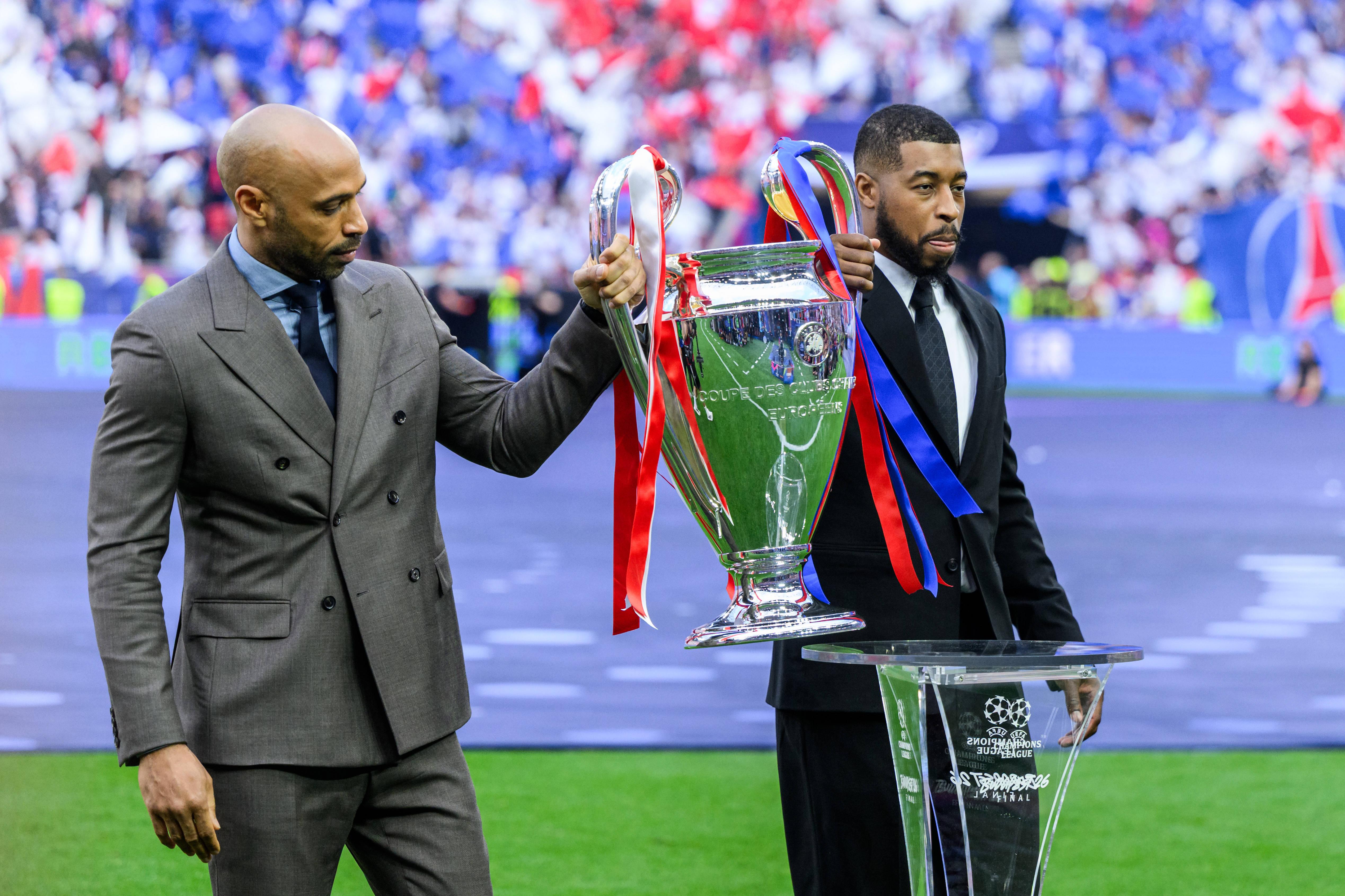 Thierry Henry e Presnel Kimpembe entraram com o troféu