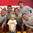 Kiwior e Bednarek visitaram hospital pediátrico oncológico - Foto: Cancer Fighters