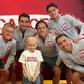 Kiwior e Bednarek visitaram hospital pediátrico oncológico - Foto: Cancer Fighters