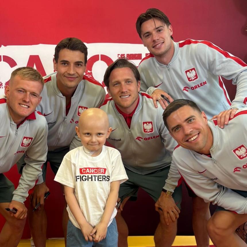 Kiwior e Bednarek visitaram hospital pediátrico oncológico - Foto: Cancer Fighters