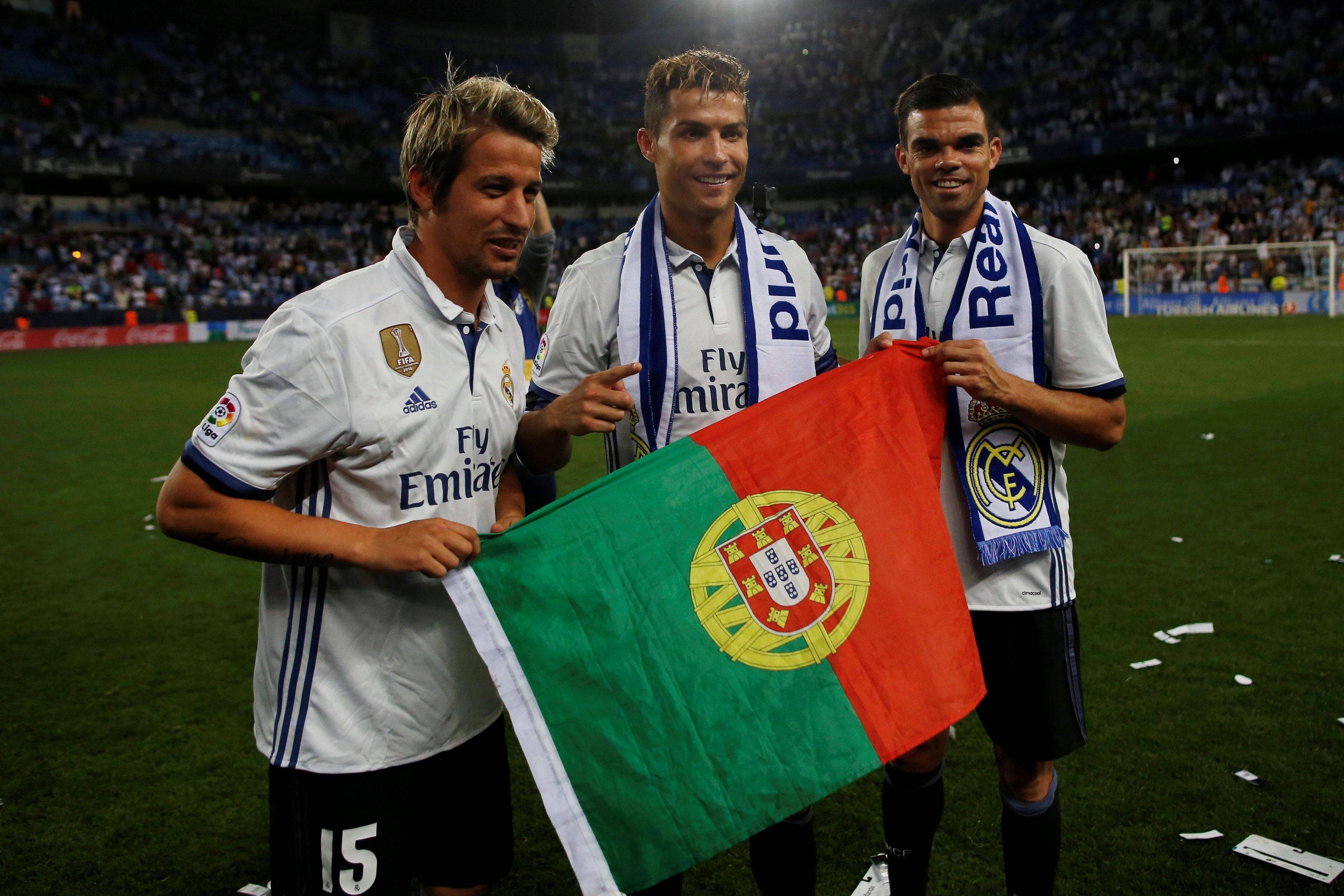 Fábio Coentrão, Cristiano Ronaldo e Pepe com a bandeira de Portugal