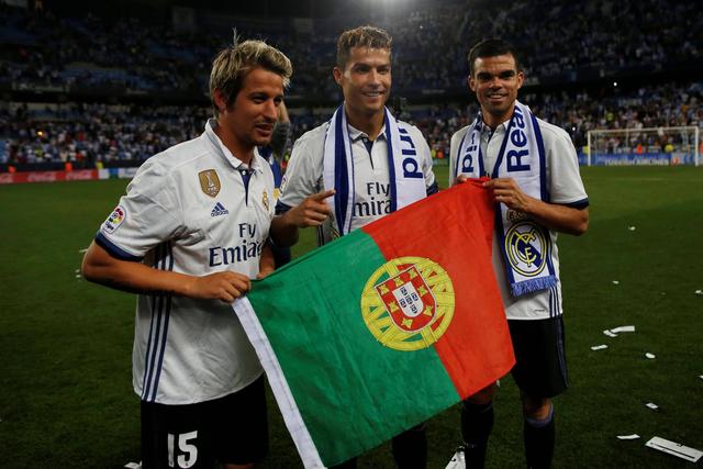 Fábio Coentrão, Cristiano Ronaldo e Pepe com a bandeira de Portugal
