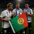 Fábio Coentrão, Cristiano Ronaldo e Pepe com a bandeira de Portugal