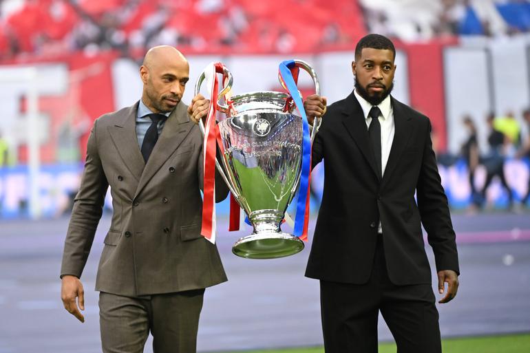 Thierry Henry e Presnel Kimpembe entraram com o troféu