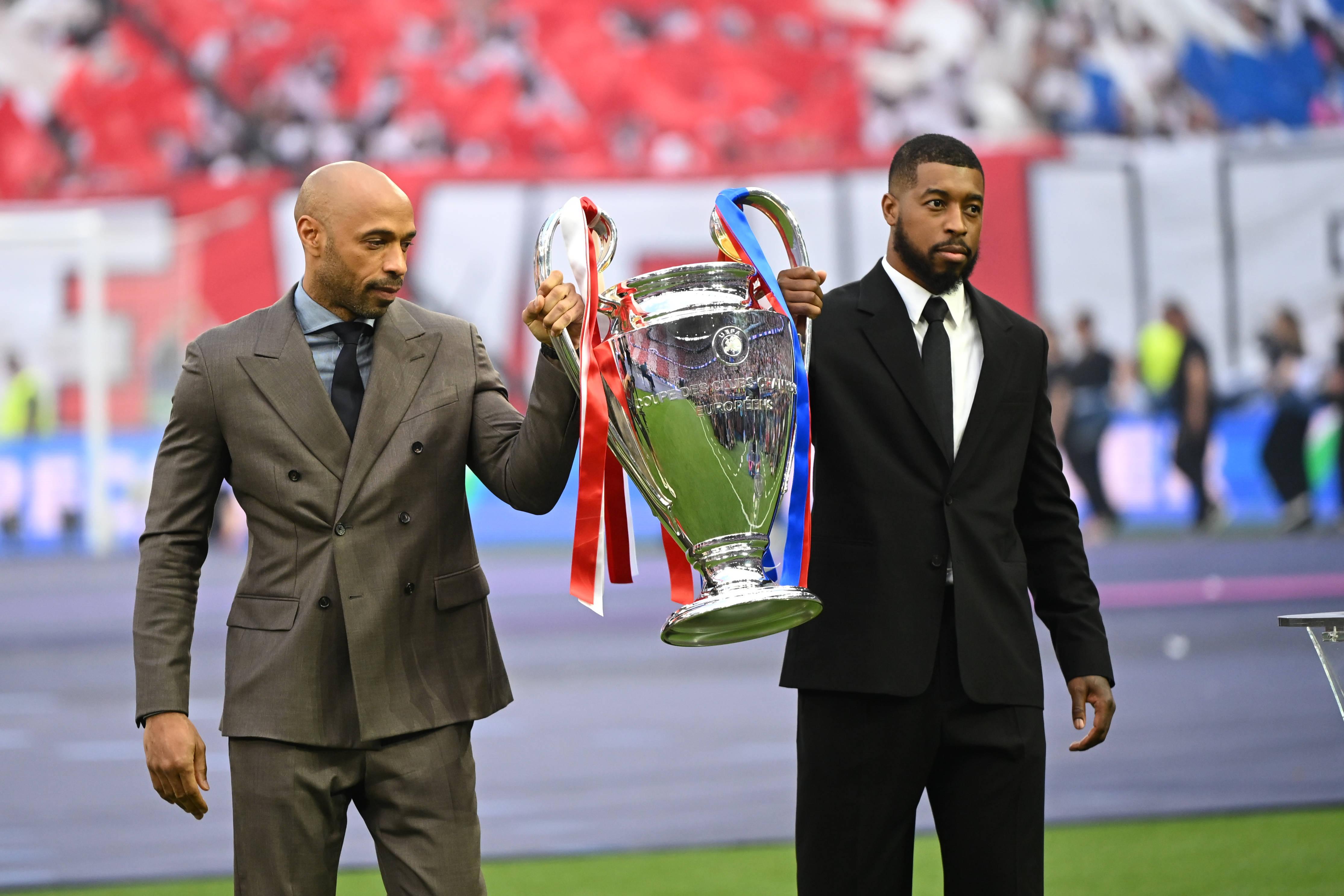 Thierry Henry e Presnel Kimpembe entraram com o troféu
