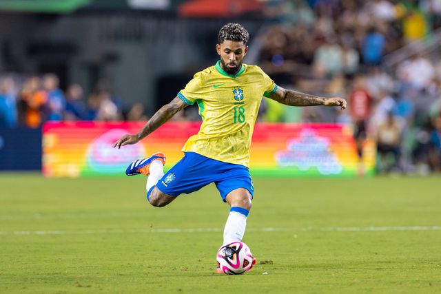 Douglas Luiz oficializado na Juventus