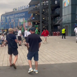 VÍDEO: Ingleses voltam para o estádio ao ouvirem golo de Bellingham