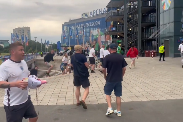 VÍDEO: Ingleses voltam para o estádio ao ouvirem golo de Bellingham