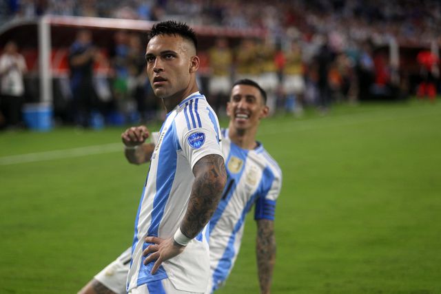 Assistência de Di María e bis de Lautaro no triunfo da Argentina diante do Peru