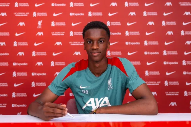 Mercado: Liverpool segura jóia da formação por muitos anos